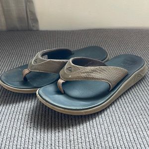 REEF flip flops Mens size 8/9. Used but still has a lot of miles left 👣 🌊